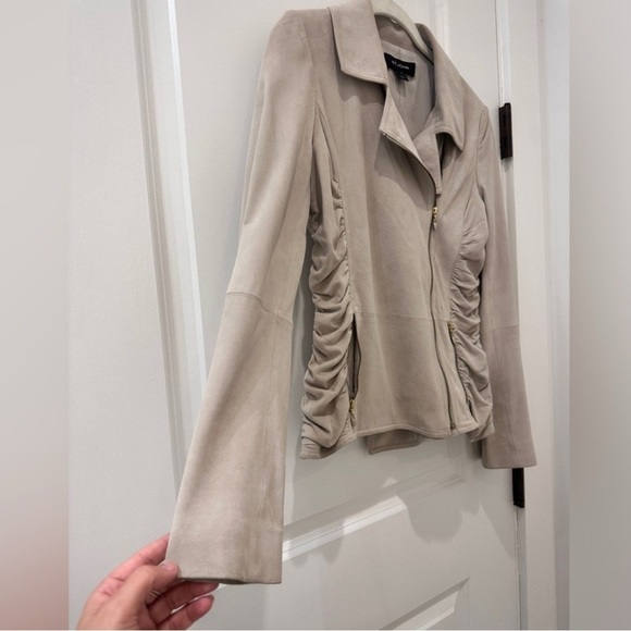 St. John 100% Lamb Suede Beige Jacket Silk Lined
Ruched Sleeve Detail Size 2 - Picture 4 of 11
